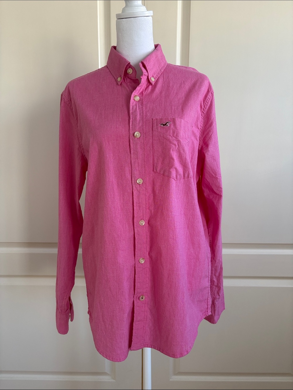 HOLLISTER WOMANS BUTTON DOWN SHIRT SIZE SMALL HOT PINK